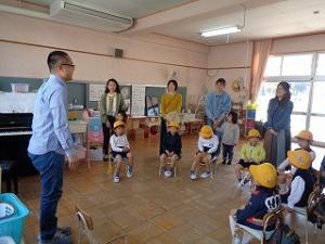 担任の先生の話を聞く5歳児親子