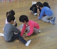 カードと同じように積み木を積む