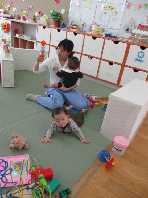 部屋で遊ぶ0歳児の画像1