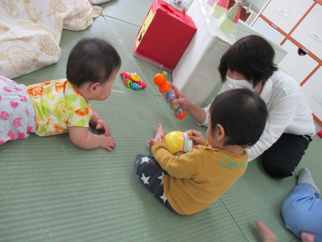 部屋で遊ぶ0歳児の画像2
