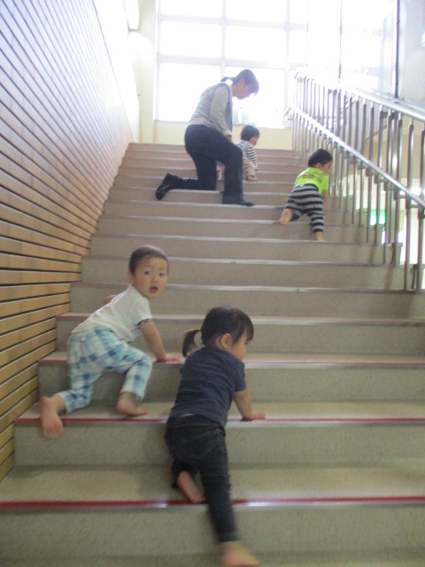 階段を降りてくる1歳児