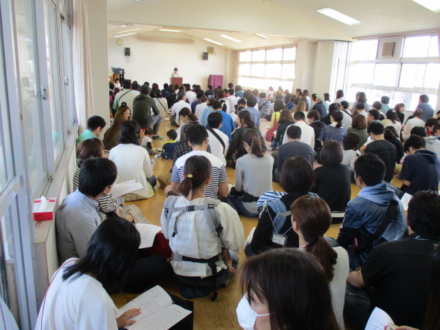 総会に参加する保護者