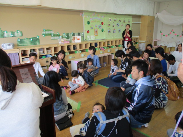 保育参観でおうちの人と一緒の2歳児