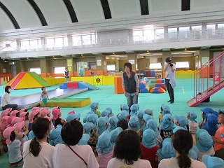 ドリーム21で注意事項を聞く子どもたち