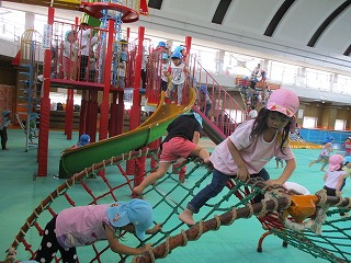 のびのび広場の室内遊具で遊ぶ子どもたち