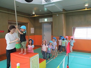 のびのび広場の室内遊具で遊ぶ子どもたち