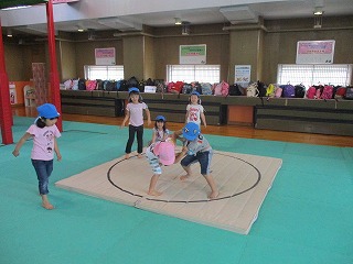 のびのび広場で相撲をする子どもたち