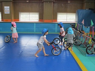 のびのび広場で一輪車に挑戦する子どもたち