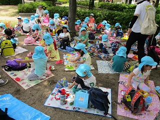 お弁当を食べる子どもたちの画像2