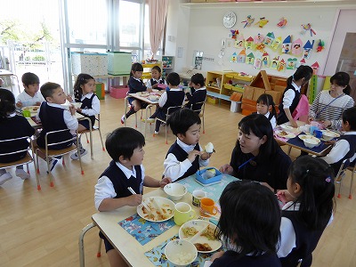 そらぐみが給食を食べています