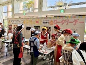 「弁当の日なら」イベントで調理をするこどもたちの様子