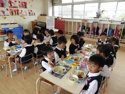 にじ組が給食を食べています