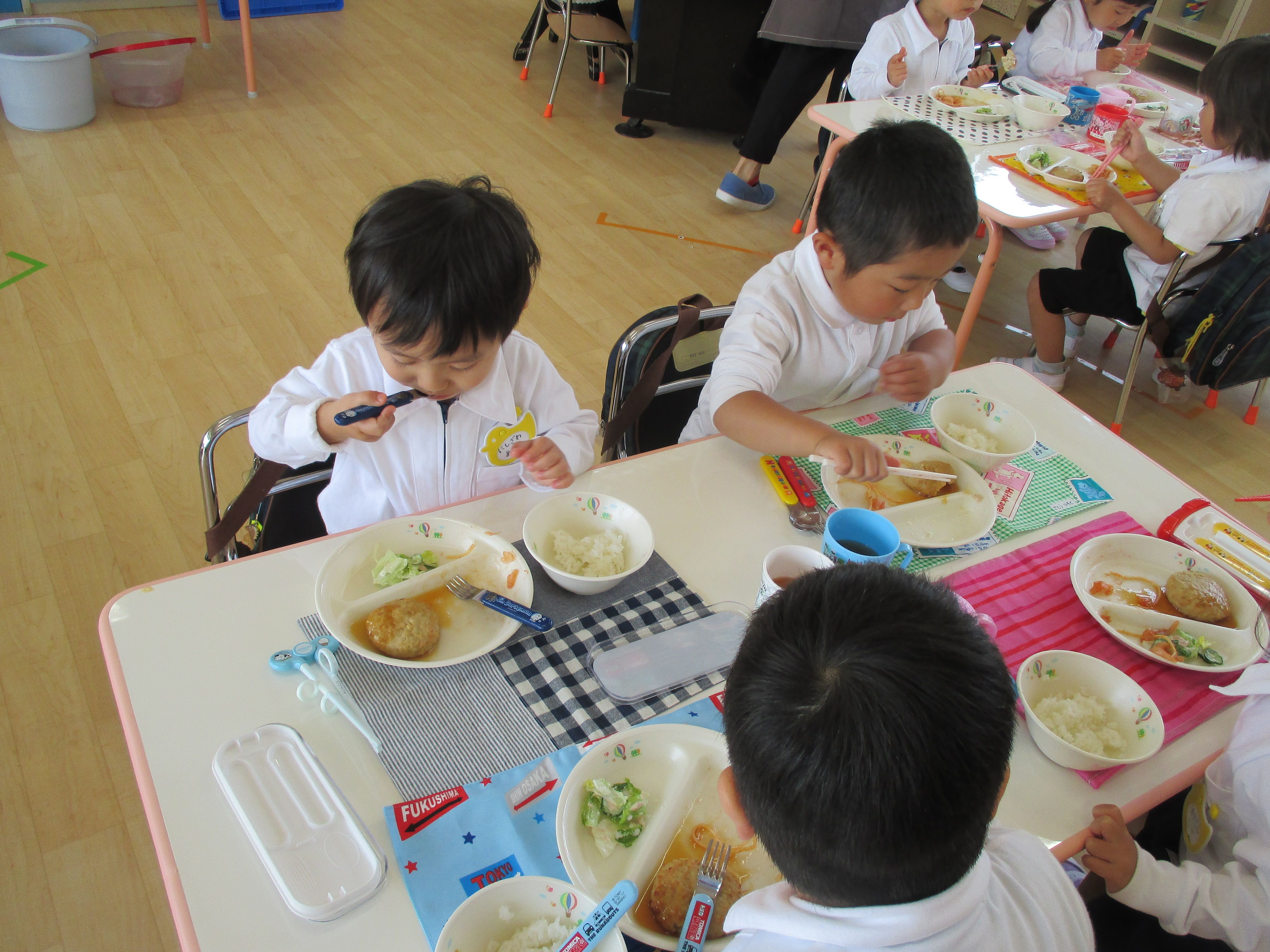 給食を食べています