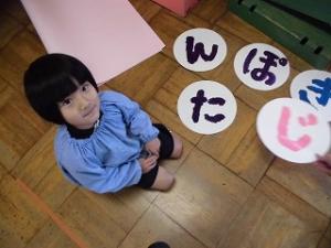 発表会の看板の字を書き終わった4歳児男児