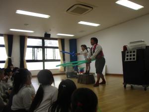 風船で侍に変身しています。