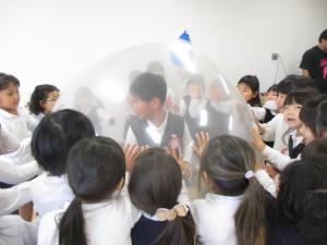 5歳児が風船の中に入っています