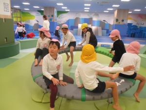 回転遊具で遊んでいます