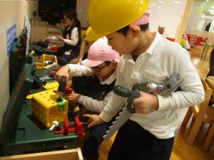ＤＩＹコーナーで遊んでいます