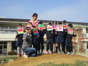 鬼の面をかぶって集合写真5歳児