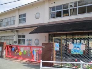 富雄北幼稚園　玄関