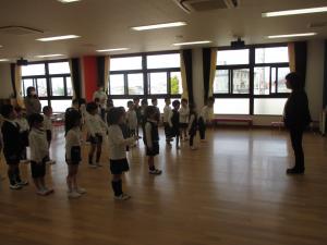 園長先生のお話を聞いています