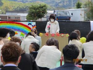 園長先生の話を聞いています。