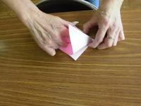 三角におった折り紙の袋になっているところを両面押し広げて四角にしたところ