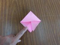 三角から四角に折り広げた折り紙の、上側の一枚を折ったもの