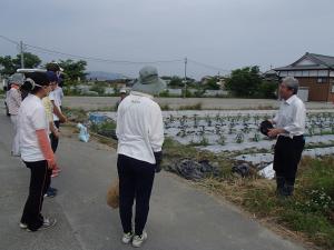 地域の方の話を聞いています