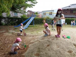 土山で遊ぶ