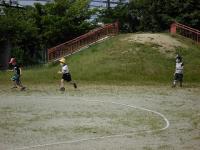 園庭でサッカーをして遊ぶ5歳児
