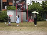 バスケットゴールで遊ぶ4歳児親子