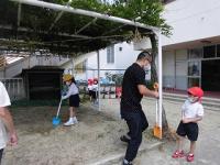 砂場で遊ぶ4歳児