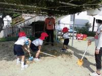 砂場で遊ぶ4歳児