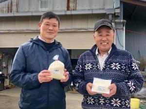 右から生産者の鎌田さんと三木食品工業の近藤さん