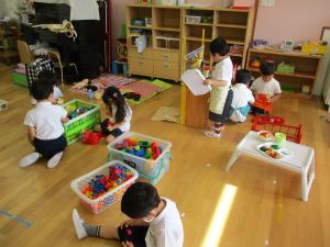 3歳児保育室で遊んでいます。