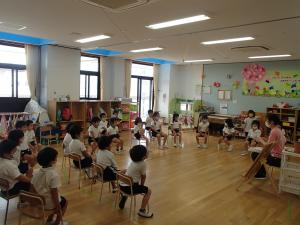 4歳児手洗いやマスクの付け方のお話をしています。