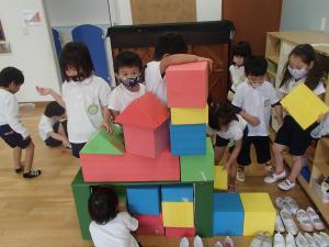 4歳児積み木で遊んでいます。
