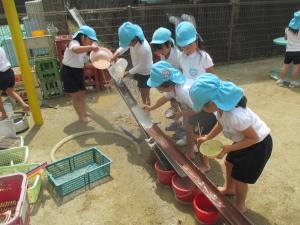 5歳児　流しそうめんをしています