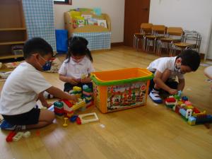 ブロックで遊んでいます。