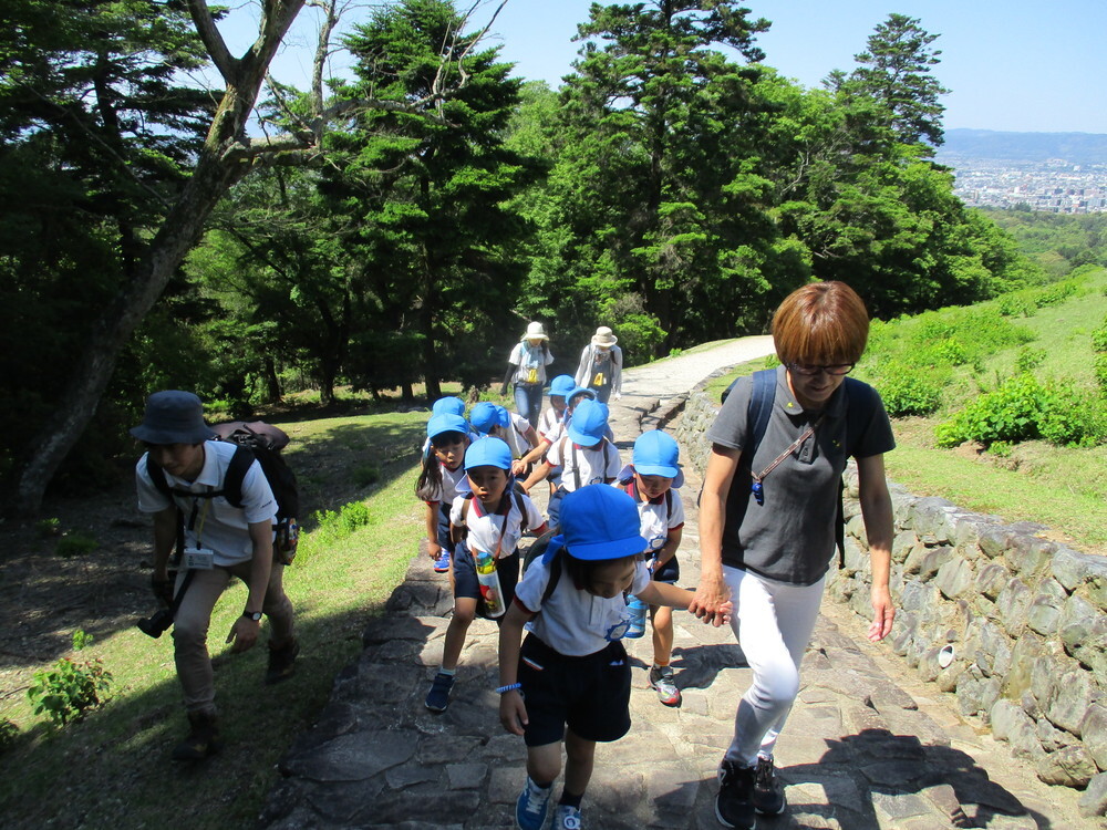 登る