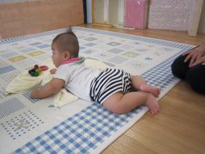 うつぶせあそび