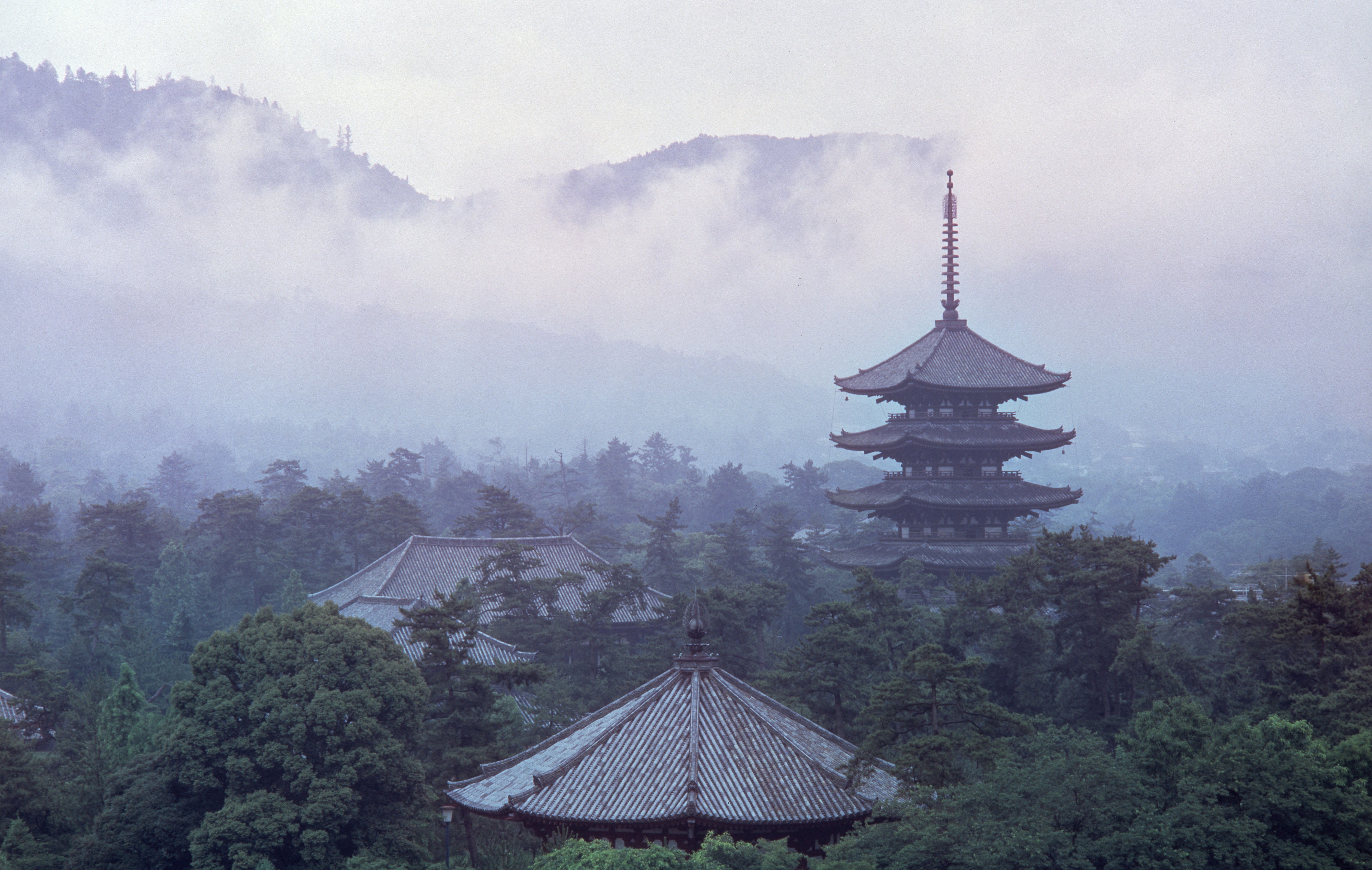 入江泰吉による写真「霞たなびく興福寺伽藍」