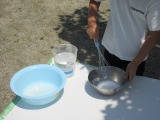 石鹸を削った粉に水を入れ、泡立て器でシャカシャカ。泡々の出来上がり