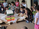 5色のとび箱が保育園に届き大喜びの子どもたち