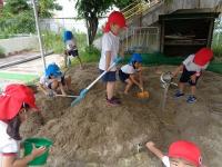 砂場で遊ぶ4歳児と5歳児