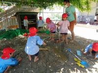 砂場で遊ぶ4歳児