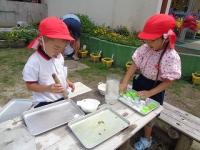 氷で遊ぶ4歳児