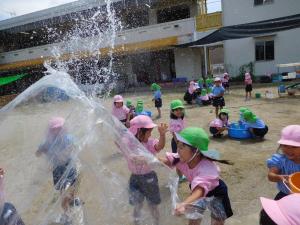 ビニールシートの水をとばすよ