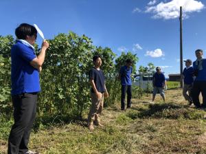 クラブ員の圃場見学の様子